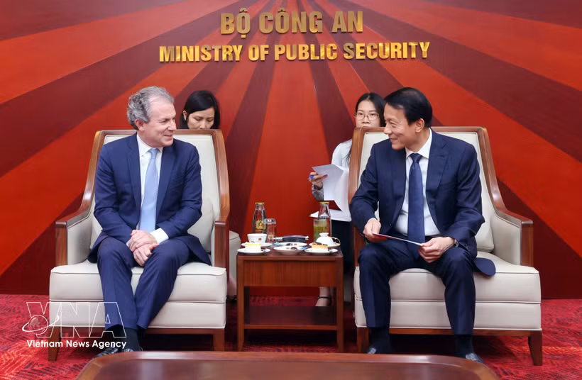 Le général Luong Tam Quang, membre du Bureau politique, ministre de la Sécurité publique (droite) et Daniel Rosen, directeur exécutif du groupe Rosen Partners (États-Unis). Photo: VNA