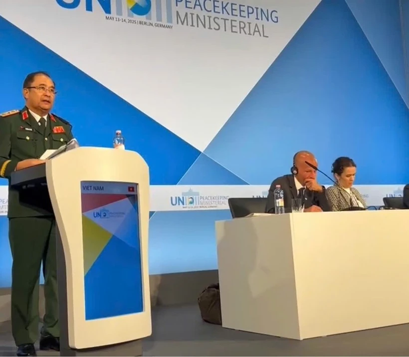 Le général de corps d’armée Phung Si Tân, chef adjoint de l’état-major général de l’Armée populaire du Vietnam, s'exprime lors de la Conférence. Photo: qdnd.vn