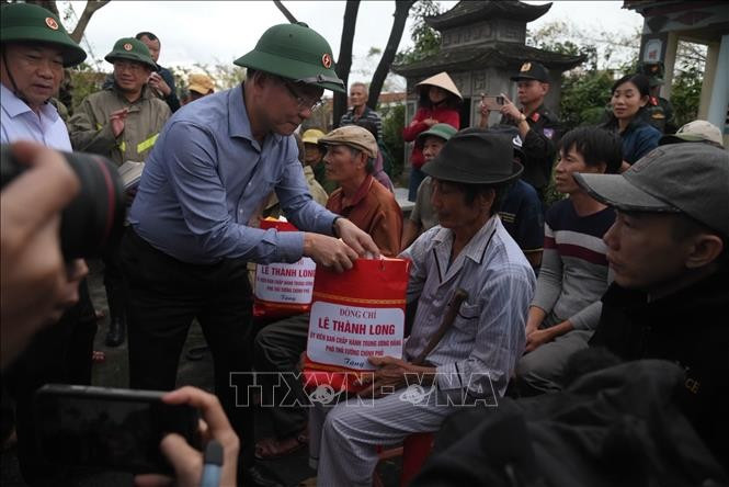 Le vice-Premier ministre Le Thanh Long offre des dons à des sinistrés des inondations à Gia Lai. Photo: VNA