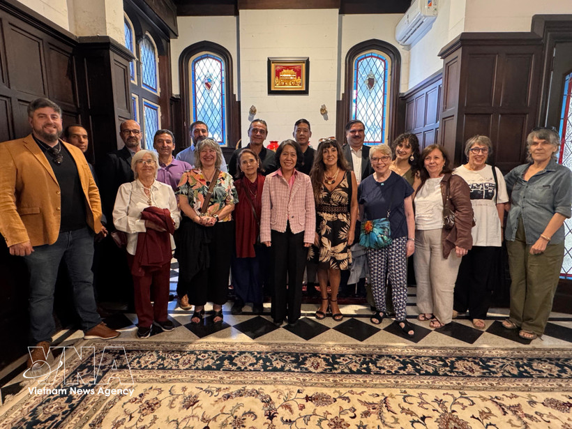 L’ambassadrice du Vietnam, Ngo Minh Nguyet, et les délégués. Photo: VNA