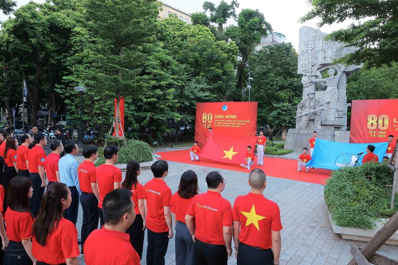 Des jeunes hanoiens à la cérémonie. Photo: VNA