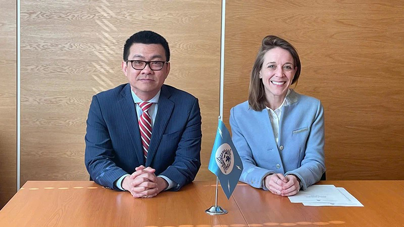 L'ambassadeur Vu Lê Thai Hoang, représentant permanent du Vietnam auprès des Nations Unies et des organisations internationales à Vienne, et Floriane Bacconnier, cheffe du Bureau d'observation permanent d'Interpol auprès des Nations Unies. Photo: nhandan.vn