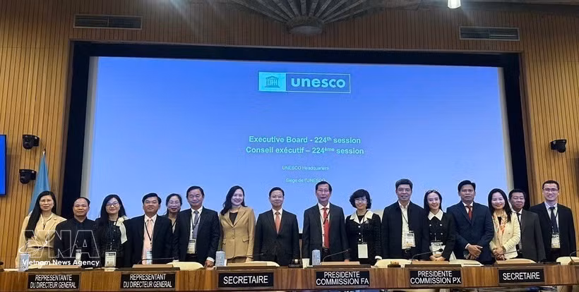 La délégation vietnamienne à la 224e session du Conseil exécutif de l’UNESCO, tenue à Paris. Photo: VNA