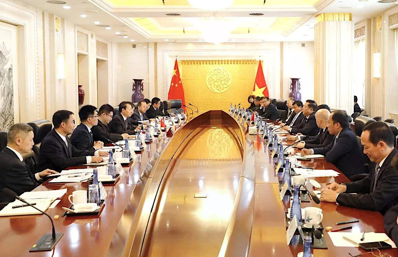 Le ministre de la Construction, Trân Hông Minh (droite), en visite de travail en Chine et le ministre chinois des Transports Liu Wei discutent à Pékin de la promotion de la coopération dans le domaine des transports entre les deux pays, en particulier dans le développement ferroviaire.