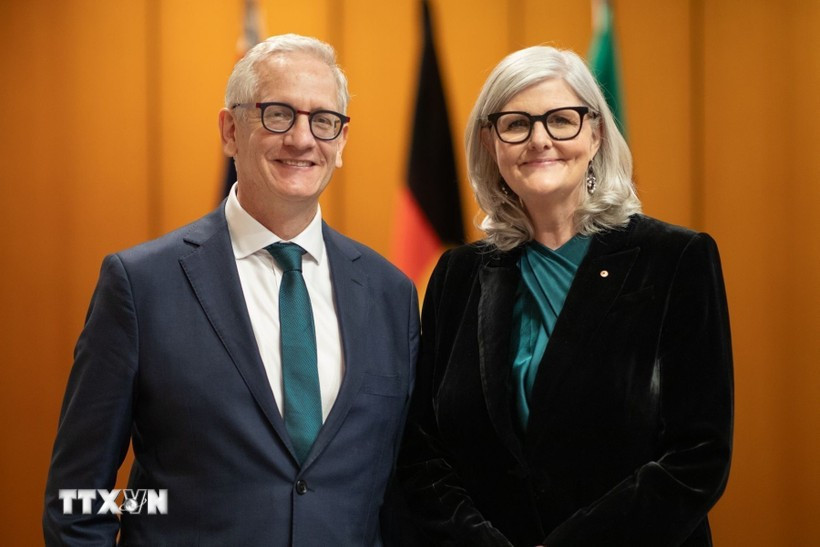 La gouverneure générale d’Australie, Sam Mostyn et son époux. Photo: VNA