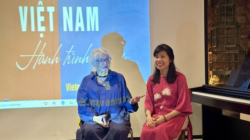 L'artiste photographe française Dominique de Miscault et la docteure Hoàng Thị Hồng Hà - chercheuse en culture vietnamienne. Photo: VNA