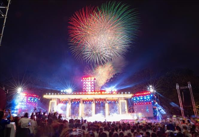 Tir de feux d'artifice au multiplex télévisé intitulé ''Le chant de la victoire résonne à jamais'' à Hanoi. Photo: VNA