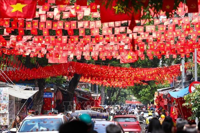 La rue Hang Ma, située dans le quartier de Hoan Kiêm (Hanoï), est décorée du drapeau national. Photo : VNA