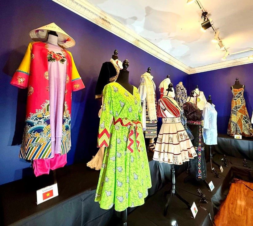 L’ao dai Nhât Binh et des costumes d'autres pays lors de l'exposition. Photo: VNA