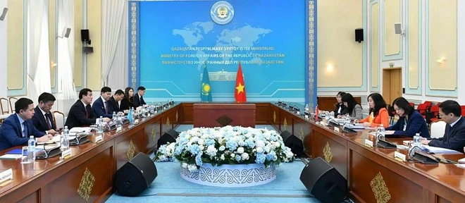 La consultation politique, présidée par la vice-ministre des AE Lê Thi Thu Hang et son homologue kazakh, A. Bakayev. Photo: baoquocte.vn