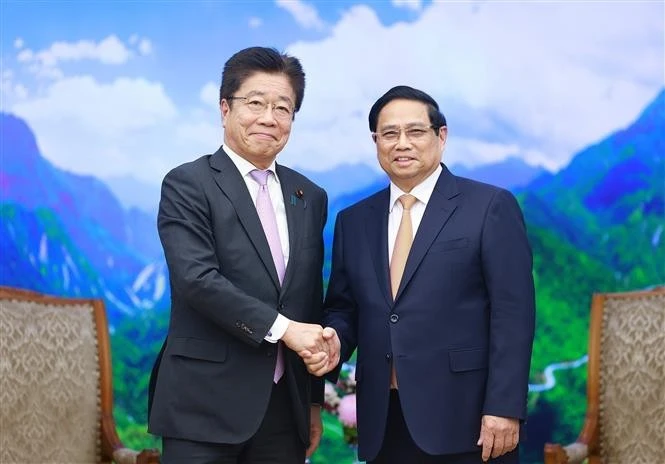 Le Premier ministre Pham Minh Chinh (droite) et le ministre japonais des Finances, Kato Katsunobu. Photo: VNA