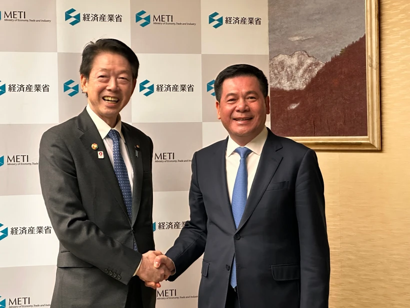 Le ministre vietnamien de l'Industrie et du Commerce, Nguyên Hông Diên (droite) et le ministre japonais de l'Économie, du Commerce et de l'Industrie Muto Yoji. Photo: VNA