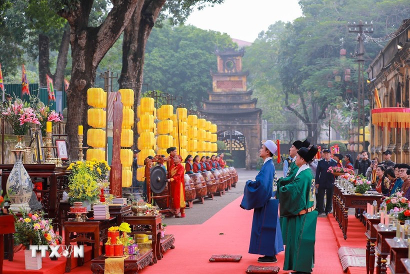 Rites traditionnels de la cour impériale sous le thème « Tống cựu nghinh tân » (dire adieu à l’ancien, accueillir le renouveau). Photo: VNA