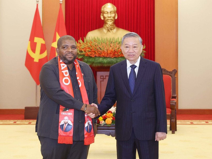 Le secrétaire général du Parti, Tô Lâm 5droite- et le secrétaire général du Front de libération du Mozambique (FRELIMO), Chakil Aboobacar. Photo. VNA