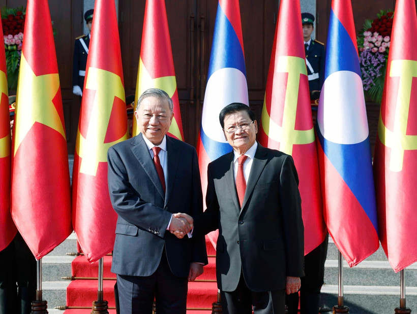 Le secrétaire général du Parti populaire révolutionnaire lao (PPRL) et président du Laos, Thongloun Sisoulith (à droite) et le secrétaire général du Parti communiste du Vietnam (PCV), To Lam, en visite d’État au Laos. Photo: VNA