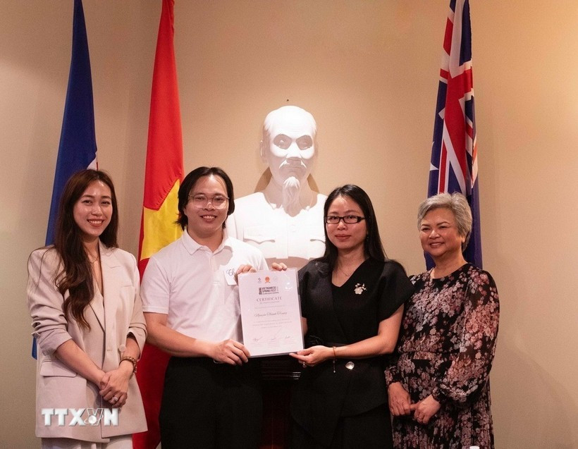 Le Consulat général du Vietnam à Perth (Australie-Occidentale) organise une cérémonie de remise de satisfecit (certificats de mérite) destinée à honorer des étudiants et bénévoles vietnamiens pour leurs contributions exceptionnelles aux activités communautaires. Photo: VNA