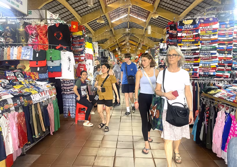 Le marché Bên Thanh à Hô Chi Minh-Ville attitre un grand nombre de touristes étrangers. Photo: VNA