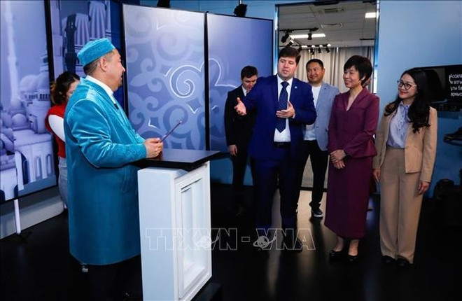 Vu Viet Trang (2e à droite), directrice générale de la VNA visite le siège de la TRC. Photo : VNA hinh-anh-3.jpg