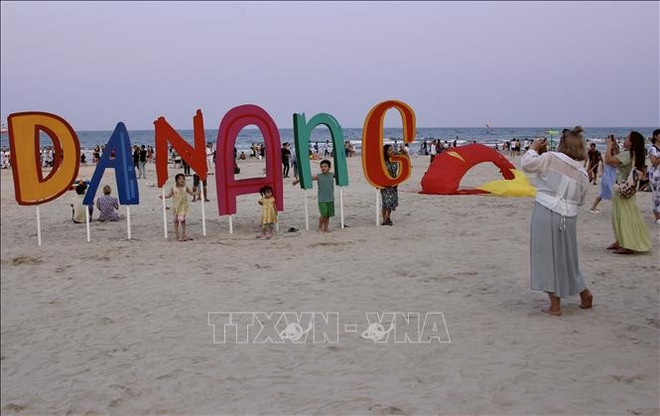 A la plage à Da Nang. Photo : VNA du-khach-vui-choi-trai-nghiem-tren-bai-bien-da-nang-ttxvn.jpg