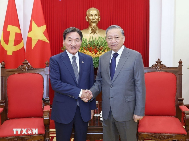 Le secrétaire général du Parti communiste du Vietnam (PCV) Tô Lâm (à droite) reçoit Park Chang Dal, envoyé spécial du président sud-coréen Lee Jae Myung le 29 juillet, à Hanoï. Photo : VNA tbt-tiep.jpg