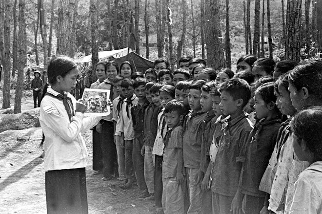 Nguyen Tuy Lan, une petite fille élue "enfant sage de l'Oncle Ho", présente l'image d'un combat tenace de l'armée de libération à tous les membres de l'équipe du camp d'été « Dong Thap Muoi », zone minière de Ha Lam (1968). Photo : VNA anh-5.jpg