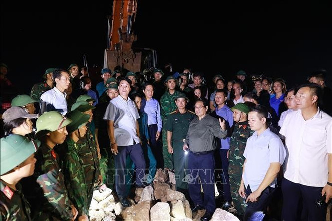 Inspectant les brèches de la digue maritime Hai Thinh III, il a salué la réaction rapide de Ninh Binh, la mobilisation de l’armée, des jeunes, des femmes et des habitants pour protéger la digue et évacuer 2.000 familles en sécurité. Photo : VNA pmc2.jpg