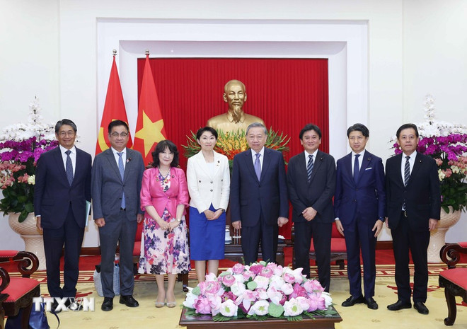 Le secrétaire général du Parti, To Lam, reçoit la délégation de l'Alliance parlementaire d'amitié Japon-Vietnam, dirigée par la représentante Obuchi Yuko, en août 2025. Photo : VNA tong-bi-thu-to-lam-tiep-doan-dai-bieu-lien-minh-nghi-si-huu-nghi-nhat-ban-viet-nam-obuchi-yuko-6.jpg