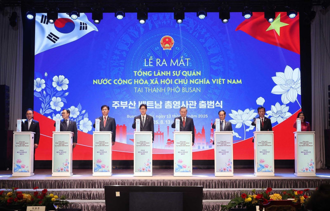 Le secrétaire général To Lam (4e à droite) et les délégués à la cérémonie de lancement du consulat général du Vietnam dans la ville de Busan (République de Corée, le 13 août 2025). Photo : VNA busan-10.jpg