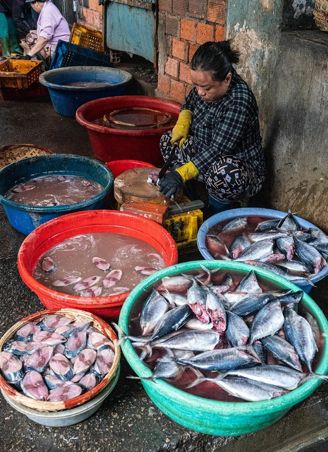 Préparation et nettoyage du poisson avant la cuisson. Photo : VNA anh-2.jpg