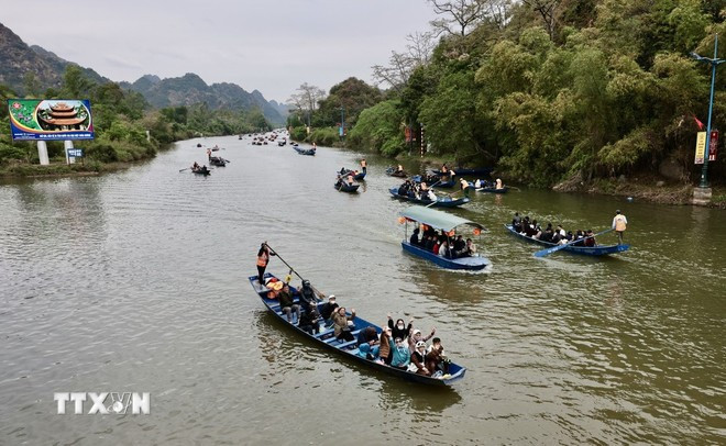 La fête de la pagode des Parfums (Chùa Huong), la plus grande de tout le pays tant en termes de nombre de participants que de durée, débute officiellement le 15 février (6e jour du premier mois lunaire) dans la commune de Huong Son, district de My Duc, à Hanoï. Photo : VNA 0502-hoi-chua-huong.jpg