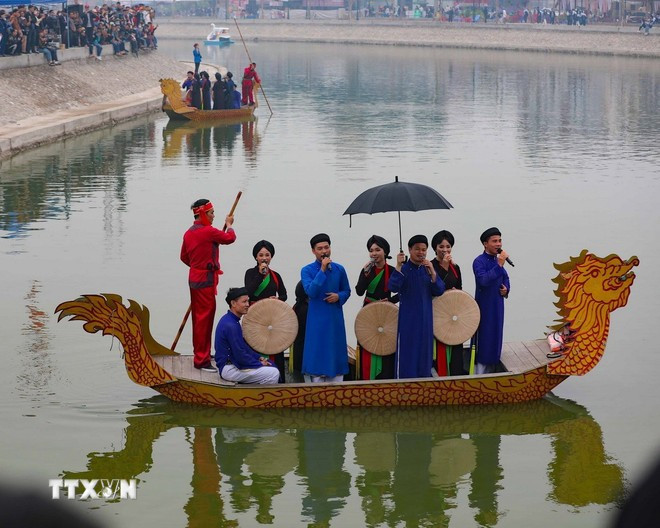 Cette fête, organisée le 13ᵉ jour du 1er mois lunaire dans la province de Bac Ninh, est une célébration vibrante de la culture Quan Ho (chant alterné), classée au patrimoine immatériel de l’UNESCO. Photo : VNA 0502-hoi-limjpeg.jpg