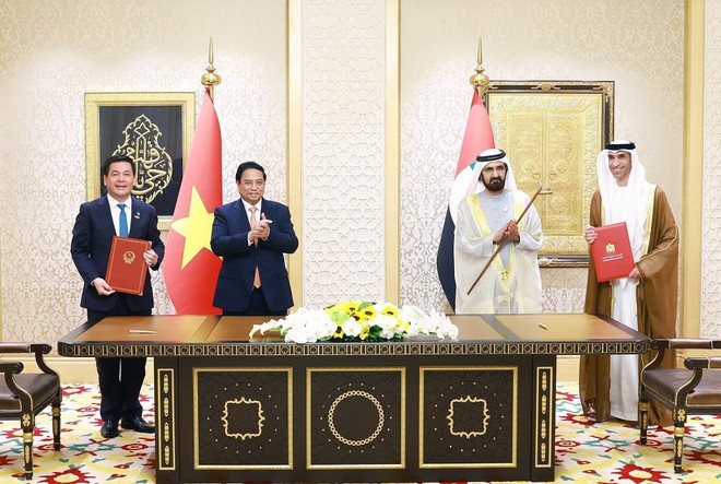 Le Premier ministre Pham Minh Chinh et le vice-président et Premier ministre des Émirats arabes unis (EAU), Cheikh Mohammed bin Rashid Al Maktoum, ont assisté à la signature de l'accord de partenariat économique global (CEPA) entre le Vietnam et les EAU. (Photo : VNA) vna-potal-ky-ket-hiep-dinh-doi-tac-kinh-te-toan-dien-cepa-giua-viet-nam-va-uae-7675660.jpg
