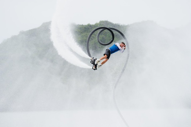 L'athlète Tomasz Kubik réalisant le plus grand nombre d'acrobaties en une minute, un record de Guiness. Photo : Sun Group 02.png