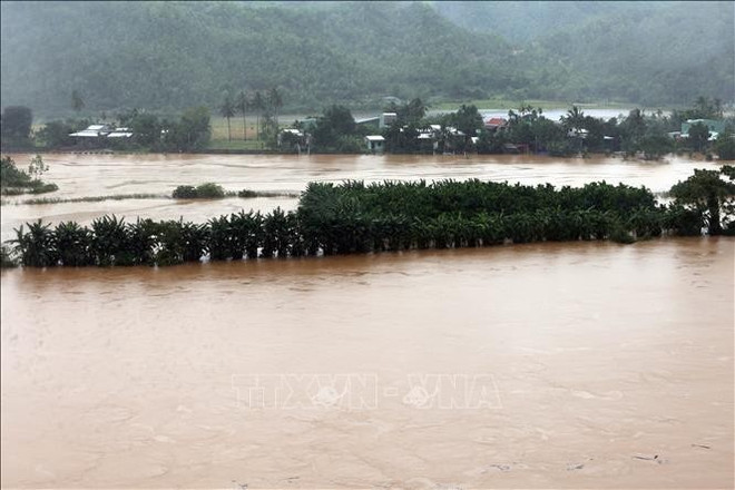 Les eaux de crue de la rivière Cu De, à Da Nang. Photo : VNA da-nang-281025-3.jpg