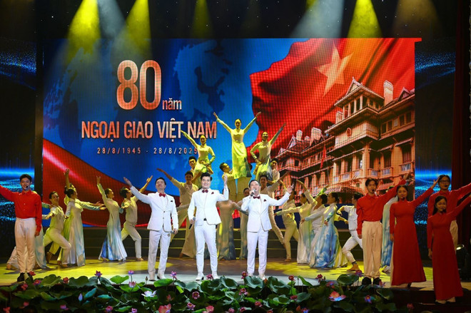 Le Département des Affaires étrangères de Ho Chi Minh-Ville a organisé la cérémonie pour célébrer le 80e anniversaire de la création du secteur diplomatique (28 août 1945 - 28 août 2025) et le 50e anniversaire de sa création, dans la matinée du 22 août 2025. Photo : VNA ngoai-giao-80.jpg