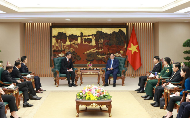 Lors de la réception. Photo : VNA vna-potal-thu-tuong-tiep-bo-truong-dieu-phoi-cac-dich-vu-cong-kiem-bo-truong-quoc-phong-singapore-8163727.jpg