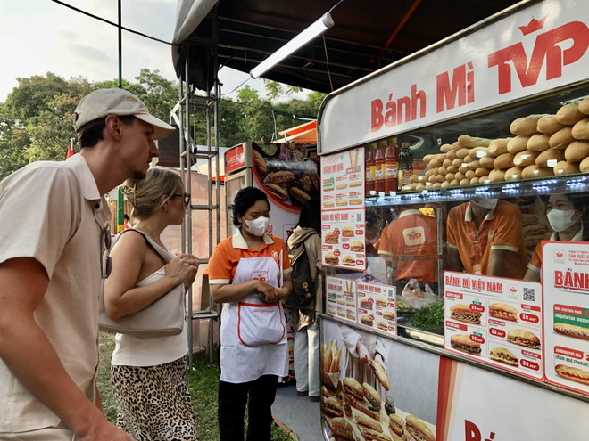 Un stand de pain au 3e Festival du pain du Vietnam - avril 2025 à Hô-Chi-Minh-Ville. Photo : VNA vna-potal-le-hoi-banh-mi-viet-nam-lan-thu-3-nam-2025-7926268-1.jpg