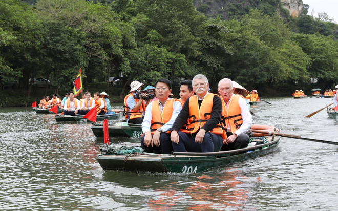Le président de l'Assemblée nationale hongroise, Kover Laszlo, visite la zone écotouristique de Trang An, à Ninh Binh. Photo : VNA vna-potal-doan-chu-tich-quoc-hoi-hungary-tham-tinh-ninh-binh-8352146.jpg