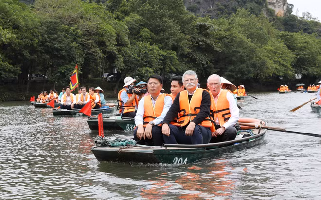 vna-potal-doan-chu-tich-quoc-hoi-hungary-tham-tinh-ninh-binh-8352146.jpg