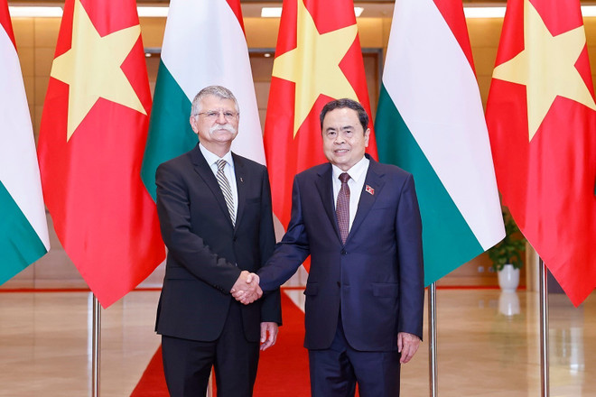 Le président de l’Assemblée nationale de Hongrie, Kover Laszlo (à gauche) et son homologue vietnamien Trân Thanh Mân. Photo : VNA vna-potal-chu-tich-quoc-hoi-tran-thanh-man-chu-tri-le-don-va-hoi-dam-voi-chu-tich-quoc-hoi-hungary-8349977.jpg