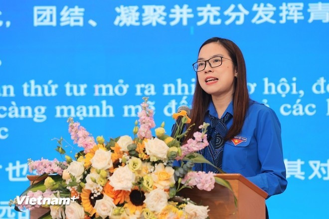 Tran Hoai Minh, cheffe adjointe de la section du Front de la jeunesse du Comité central de l'Union de la jeunesse communiste Hô Chi Minh, s'exprimant lors de la table ronde. (Photo : Vietnam+) tntq-2.jpg