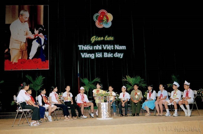 Échange « Les enfants vietnamiens suivent les enseignements de l'Oncle Ho » lors du 6e Congrès national des enfants sages de l'Oncle Ho (Hanoï, 2005). Photo : Dinh Tran - VNA anh-3.jpg