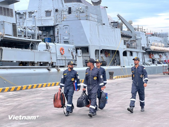 Officiers et marins de la Flotte de l'Est de la Marine indienne sont prêts pour des activités d'entraînement et d'échange avec l'armée vietnamienne. Photo : VietnamPlus 23thuythutaudelhi06.jpg
