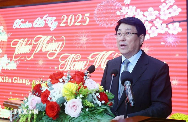 Le président de la République, Luong Cuong, formule ses vœux du Têt à Kien Giang. Photo : VNA chu-tich-nuoc-kien-giang.jpg
