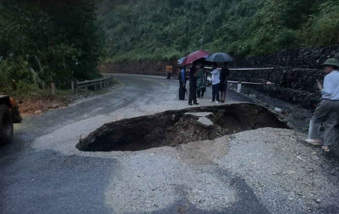 Au kilomètre 116+300 de la route nationale 3B, à Thai Nguyen, un énorme gouffre s’est formé, paralysant cet axe routier vital. La surface du gouffre est estimée à environ 50 m², pour une profondeur pouvant atteindre de 8 à 10 mètres. La partie restante de la chaussée ne mesure plus que 1,5 mètre. Photo : VNA vna-potal-thai-nguyen-xuat-hien-ho-sut-lun-tren-quoc-lo-3b-8321743-1.jpg