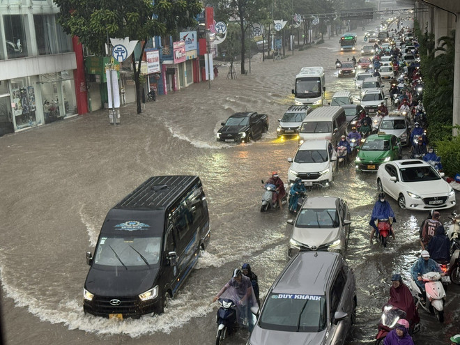 De fortes inondations ont provoqué des embouteillages à Hanoï. Photo : VNA vna-potal-mua-lon-tai-ha-noi-nhieu-tuyen-pho-ngap-sau-8321604.jpg