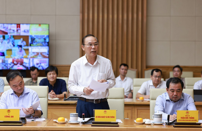 Le vice-ministre de l'Agriculture et de l'Environnement, Phung Duc Tien, rend compte du traitement des infractions liées à la pêche INN. Photo : VNA vna-potal-thu-tuong-chu-tri-phien-hop-lan-thu-16-cua-ban-chi-dao-quoc-gia-ve-chong-khai-thac-hai-san-bat-hop-phap-8322933-1.jpg