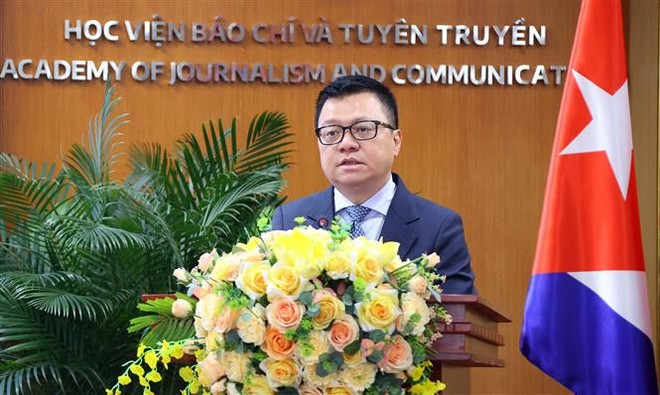 Lê Quôc Minh, président de l'Association des journalistes du Vietnam et rédacteur en chef du journal Nhan Dan, prononce un discours lors de l’événement. Photo : VNA vna-potal-gap-mat-cac-can-bo-nha-bao-cua-viet-nam-tung-hoc-tap-cong-tac-tai-cuba-8076671.jpg