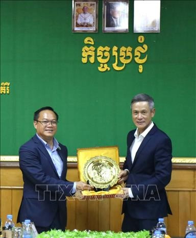 L'ambassadeur Nguyên Minh Vu (à droite) et le gouverneur de la province de Mondulkiri, Thang Savun. Photo : VNA campuchia-2.jpg