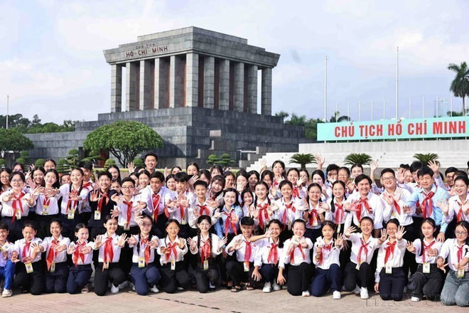 Dans le cadre du deuxième programme de simulation de l'« Assemblée nationale des enfants » en 2024, une délégation d'enfants exceptionnels de tout le pays rend hommage au Président Ho Chi Minh en son mausolée (28 septembre 2024). Photo : Minh Duc – VNA anh-7.jpg